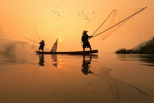 Pêcheur sur rivière Mekong en Tailande - 901156673