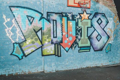 Panier de basketball sur mur avec graffiti - 901157252