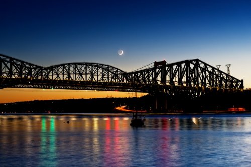 Le Pont du Québec et le fleuve Saint-Laurent au crépuscule vus du Parc de la Marina-de-la-Chaudière, St-Romuald