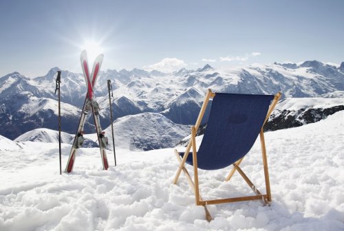 Ski placés en croix sur une montagne ensoleillée en hiver - 901157566