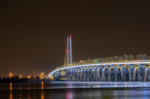Pont Champlain illuminé la nuit - 901157591