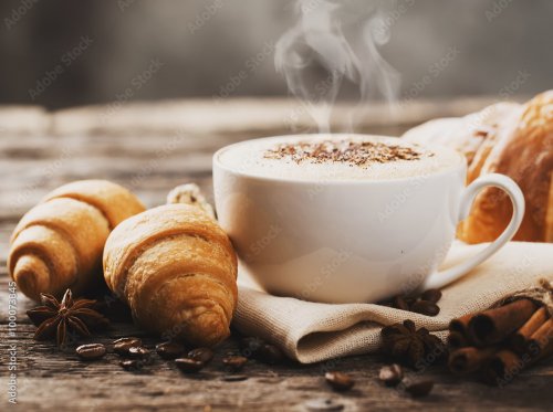 Café chaud et pâtisseries sur un fond en bois - 901157893