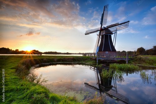 Charmant moulin hollandais au coucher du soleil