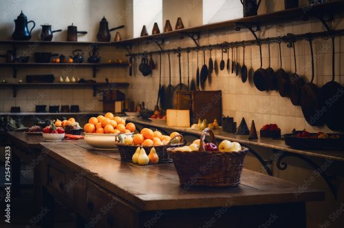Cuisine ancienne du XIXème siècle avec outils, casseroles, casseroles et ingrédients alimentaires partout sur les bancs et les tables
