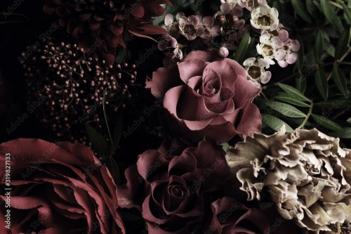 Gros plan d'un bouquet de fleurs. Conception florale avec effet vintage sombre - 901157876