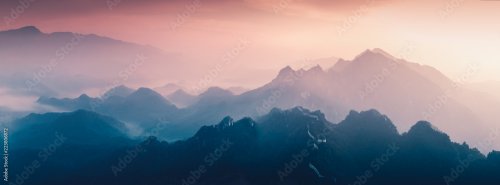 Montagnes au coucher du soleil - 901157791