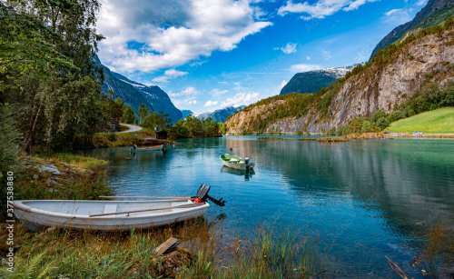 Paysage d'un lac en Norvège - 901157844