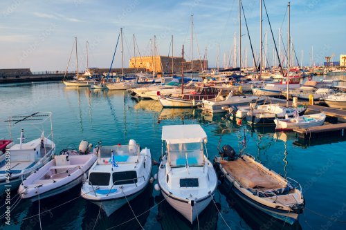 Fort vénitien à Héraklion et bateaux de pêche amarrés, île de Crète, Grèce - 901158007