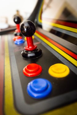 Joystick d'un jeu vidéo d'arcade vintage - 901158392
