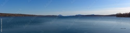 Paysage d'eau panoramique du lac Memphrémagog en Estrie dans les Cantons-de-l... - 901158395