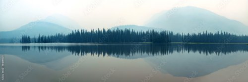 Lac au pied des montagnes brumeuses - 901158455
