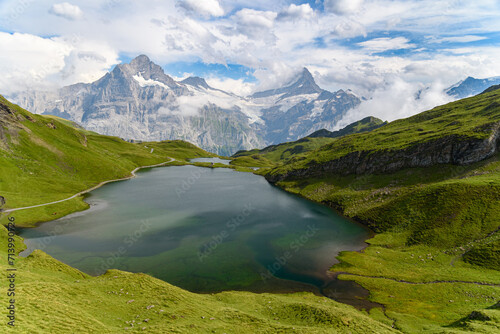 Panorama du bachsee avec montagnes 