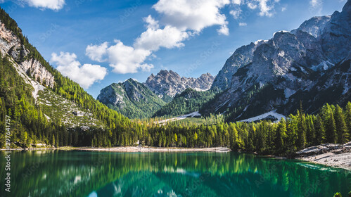 Paysage avec massif montagneux au bord d’un lac sauvage en automne, dans les Alpes